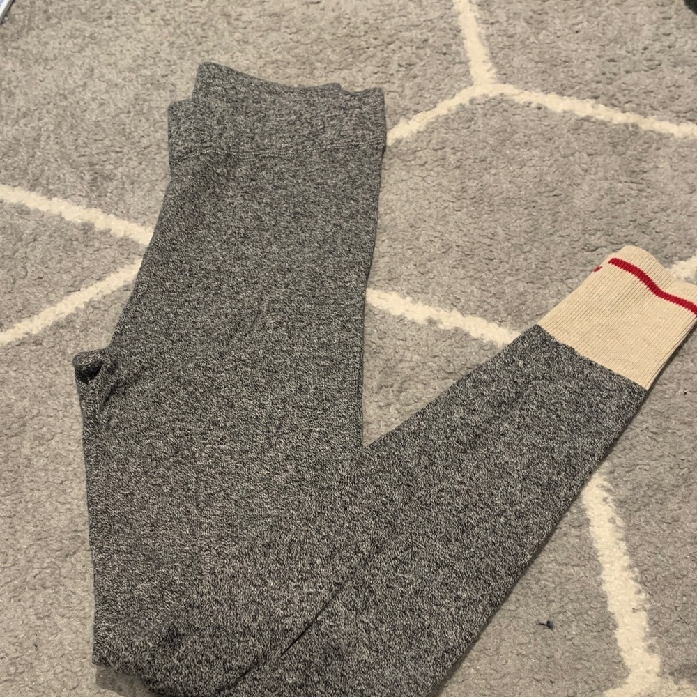 084- Roots Heather Gray Leggings with Cream and Red Accents